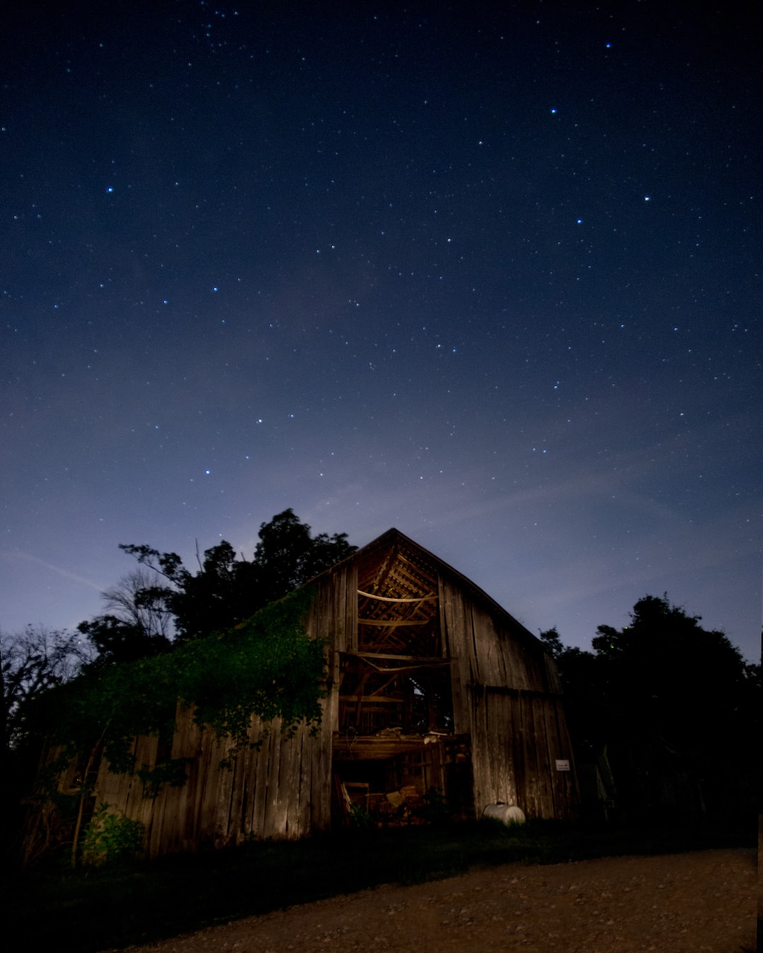 This barn belongs to a friend and I have always wanted to play with it at night. We decided to shoot some night sky photos and I thought it would be a good time to try using the barn.