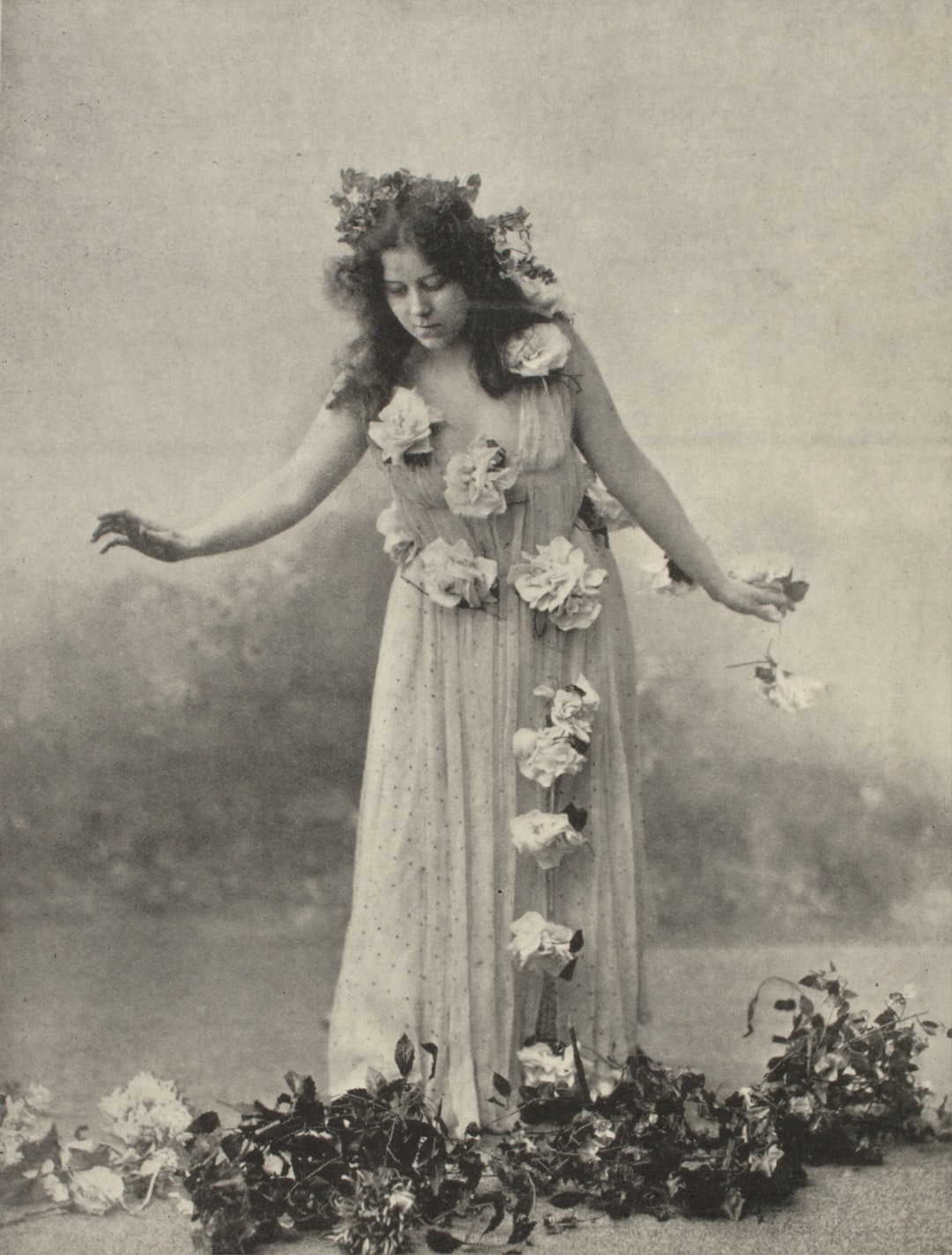 1895. Loie Fuller in Salome costume. Photographer Van Bosch.