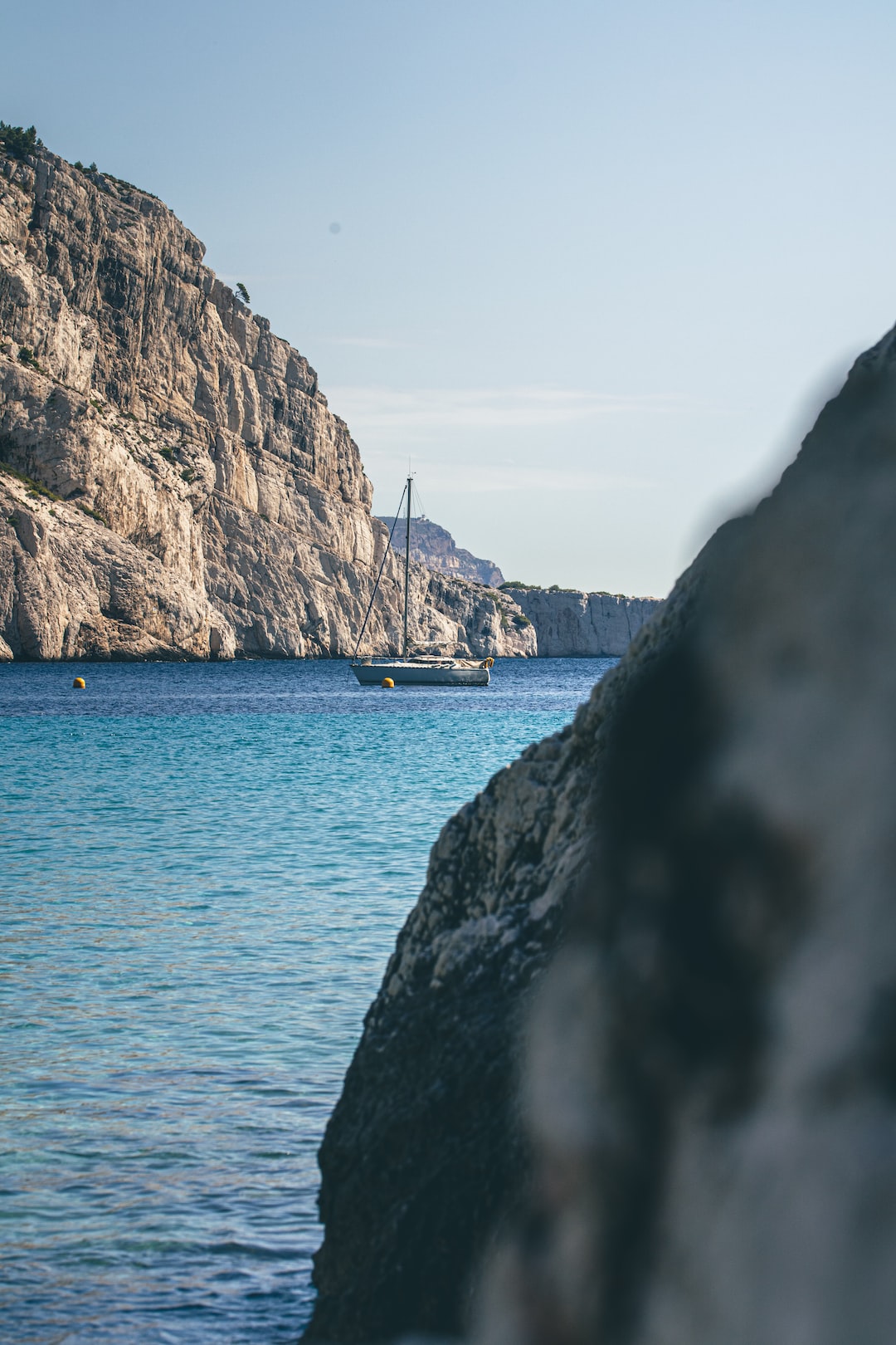 Vue d’un voilier à la calanque de Sormiou en France.