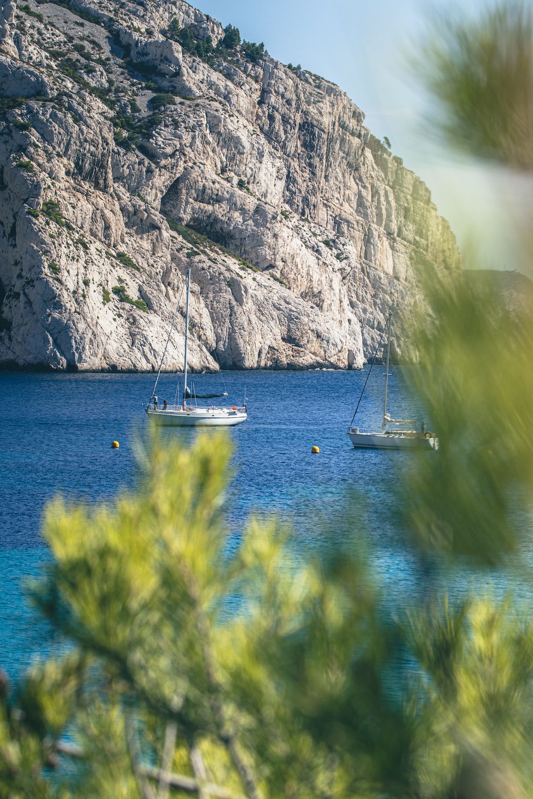 Vue de bateaux à la calanque de Sormiou en France