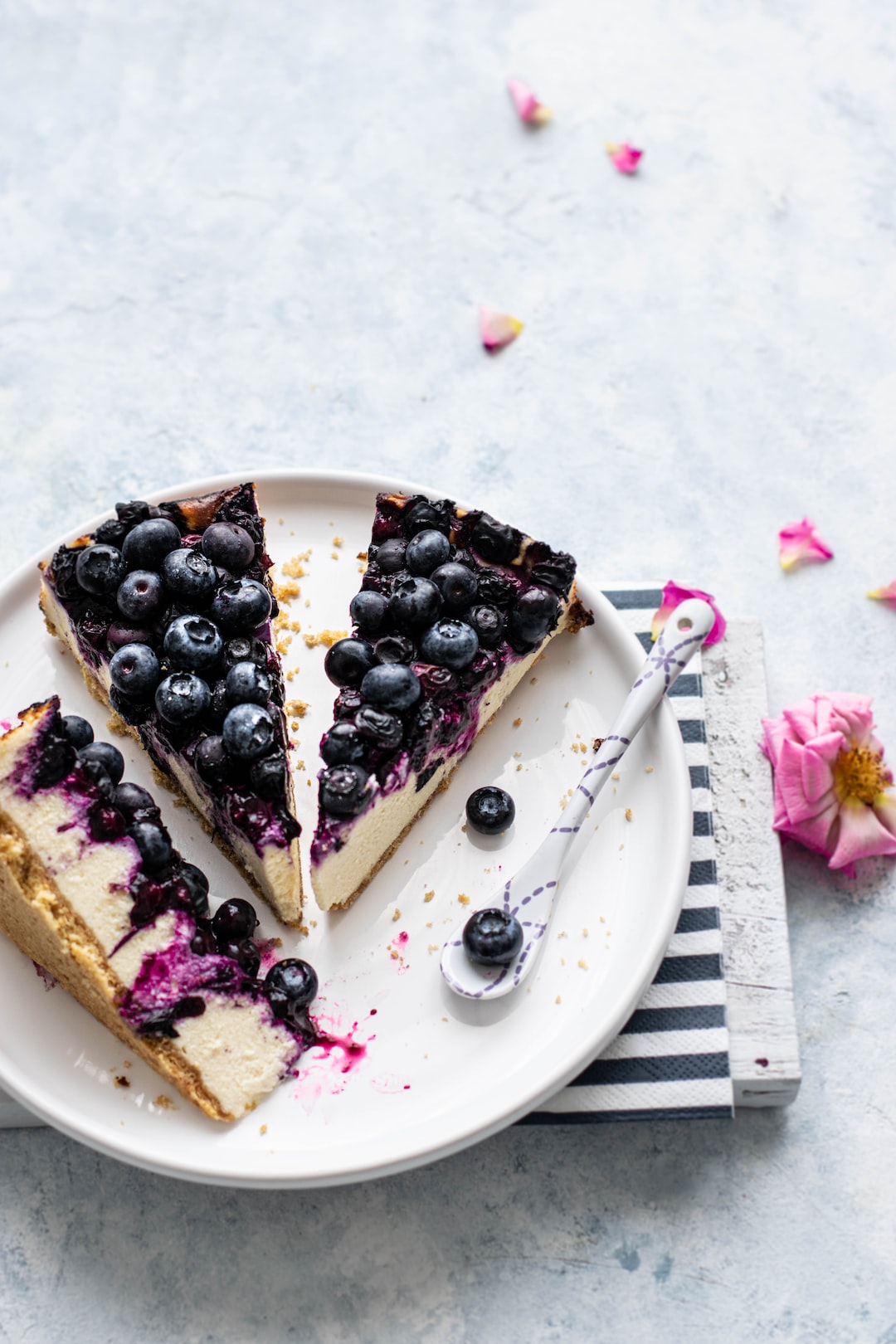 Let's celebrate the end of summer with a piece of delicious blueberry cheesecake :)
