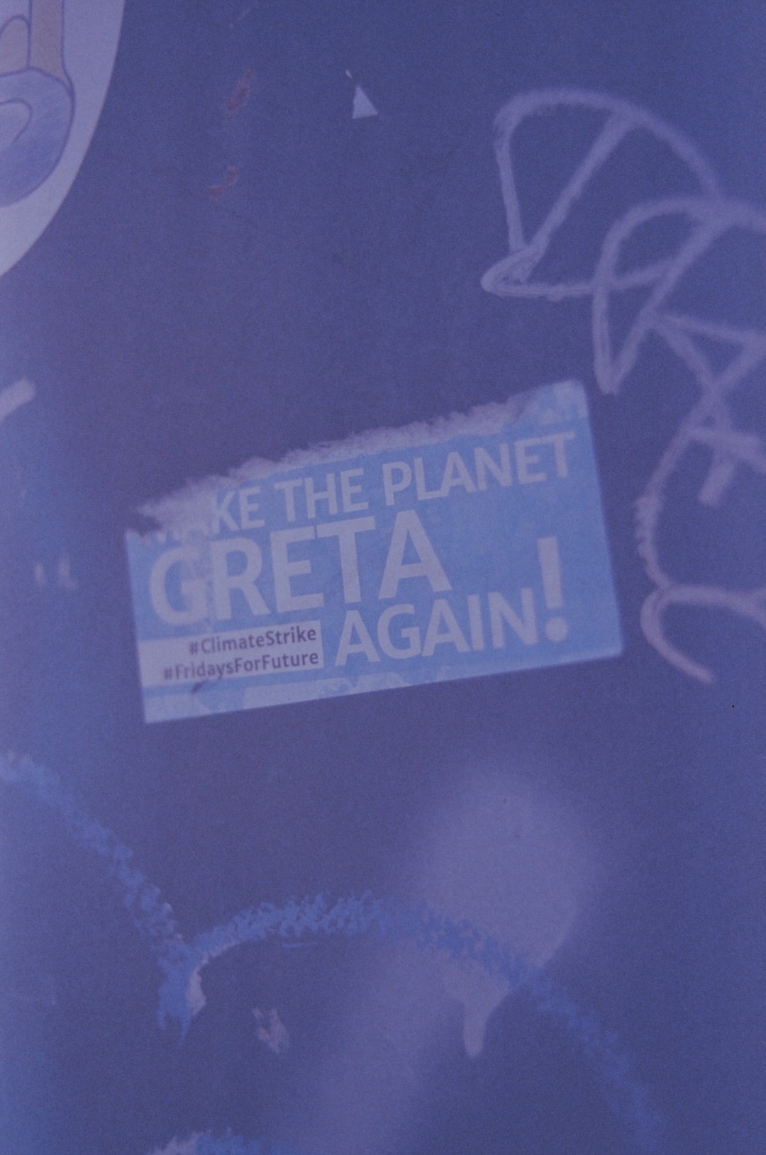 MAKE THE PLANET GREAT AGAIN! – Urban protest sticker to avert the climate catastrophe. Leica R7 (1994), Summicron-R 2.0 35mm (1978). Hi-Res analog scan by www.totallyinfocus.com – Kodak Ektachrome SE Ektachrome SO-366 (expired 2003)