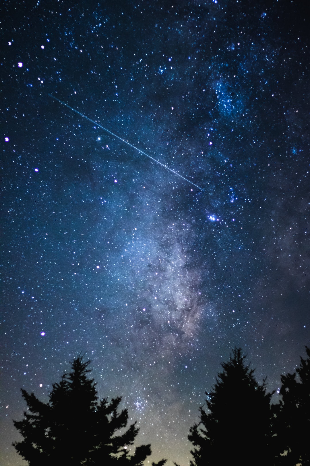 Astrophotography picture with a shooting star thought the core of the Milky Way.