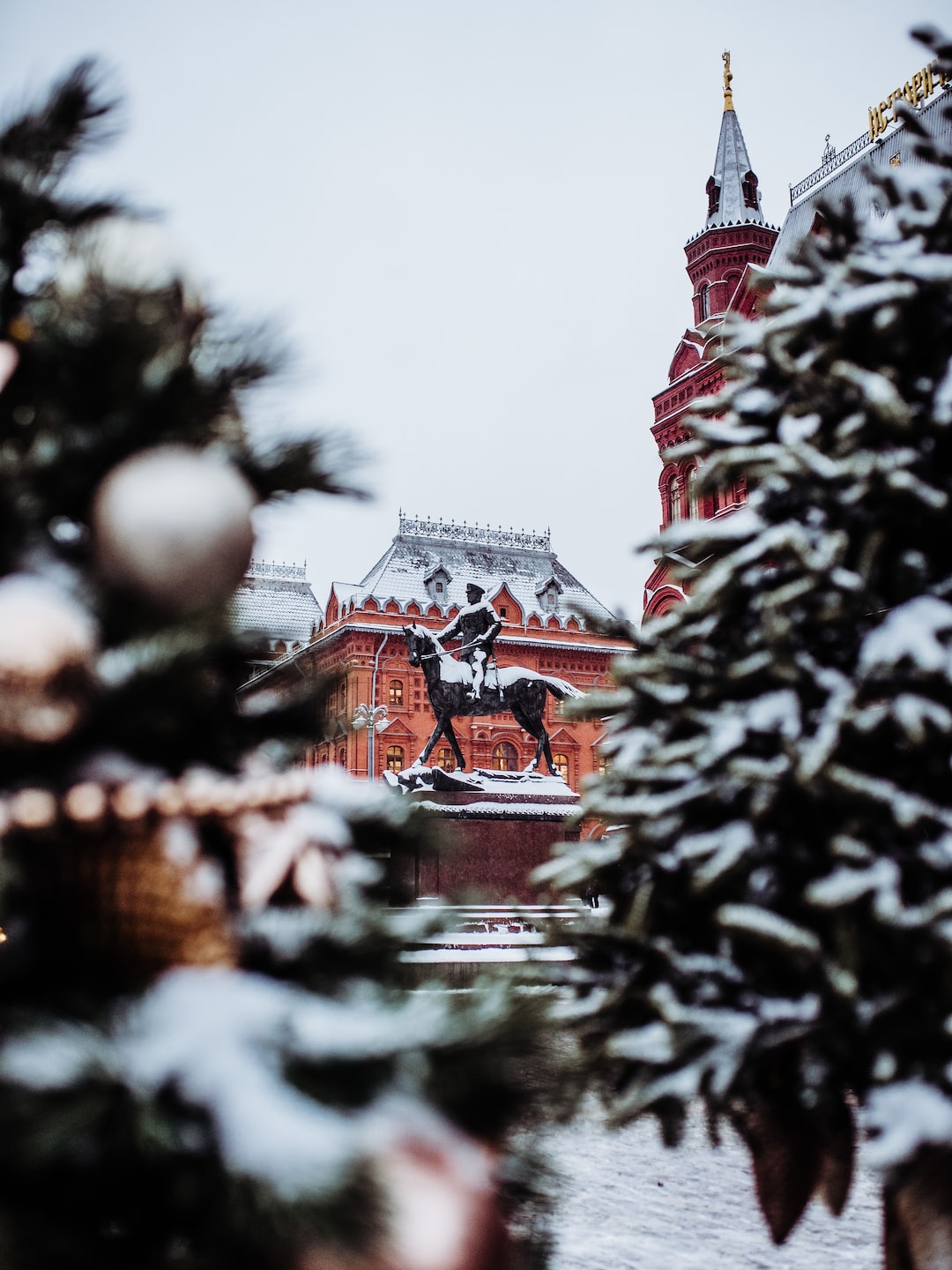 Winter is an incredible time of the year in Moscow, the city literally transforms and is covered in snow. When I go for a walk in the city center, I’m always sure to have interesting shots!