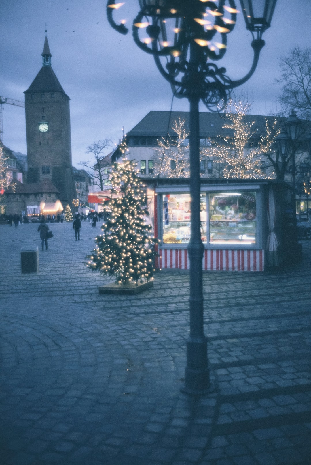 Winter Xmas Christmas Time at the City of Nuremberg. Leica M7 (2001), Summilux-M 1.4 35mm (1983). Hi-Res analog scan by www.urbanfilmlab.com – Fujichrome Provia 400 (expired)