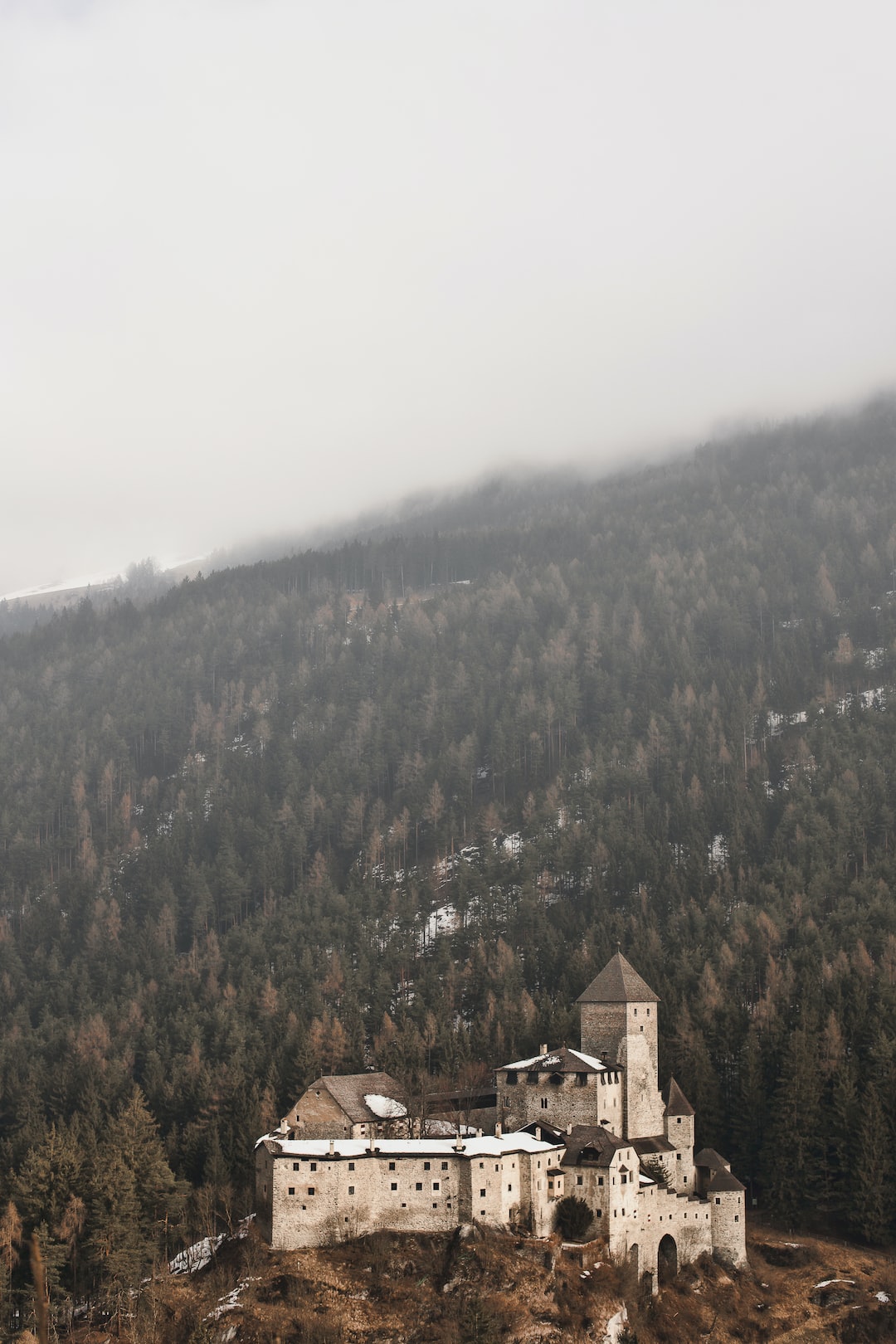 When the fog enthroned above the castle …