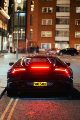 Lamborghini Huracán in front of Harrods in London at night.