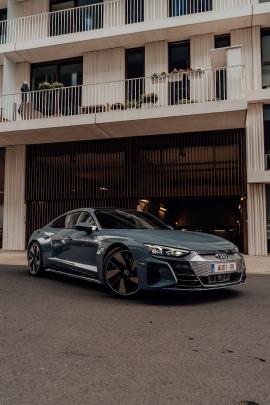 Testdriving the new electric sportscar (Audi Etron GT) through Bruges. Follow me on Instagram ( @Kenny.leys ) for more of my adventures!