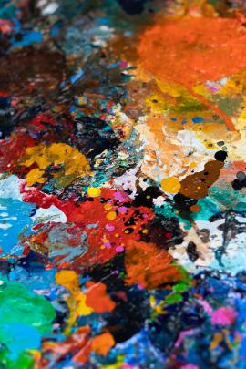 这是在大芬油画村看到的一块废弃的调色板，上面布满了各种色彩