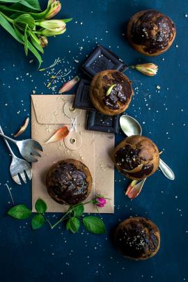 Banana muffin with dark chocolate