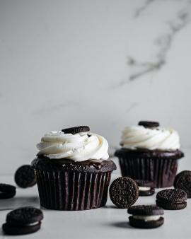 Oreo Cupcakes with cookies