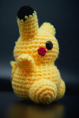 Pikachu amigurumi by side