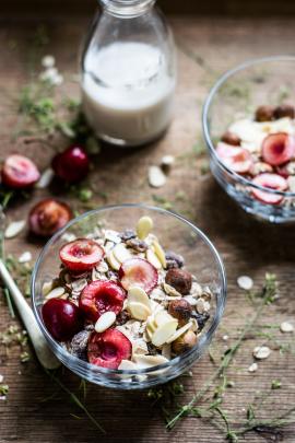 Granola and cherries, can you imagine better breakfast? ;)