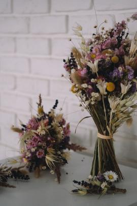 A special and lovely wedding, only with dried flowers. I really appreciate designing this order and I am delighted to know that they will be able to keep their bouquets for years. This is what makes the dried flowers uniques : they are eternal