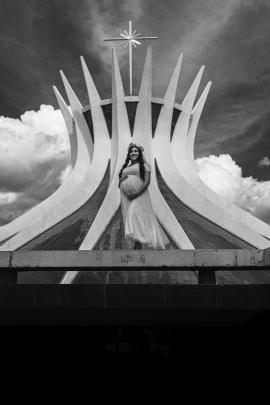 Pregnant in front of the cathedral of Brasília