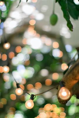 While shooting a styled shoot at a popular wedding venue in Maui I appreciated the impact these small outdoor lights had on the whole evening. They set the tone & added warmth, forever obsessed.