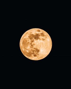 The full moon is always so bright. 