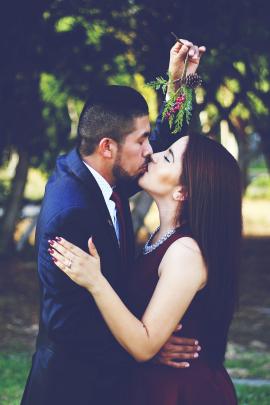 Outdoor mistletoe kiss