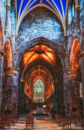 A view toward the altar of St. Giles' Cathedral from the rear (Sep., 2021).