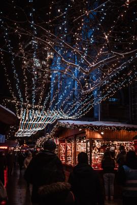 With over 60 stalls from different countries, the City Christmas Market on Breidscheidplatz in Berlin offers many delicacies from sweet to savoury and lots of gifts.