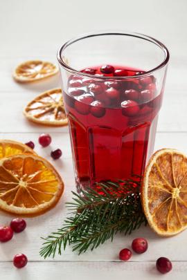 Christmas cranberry drink with dried oranges